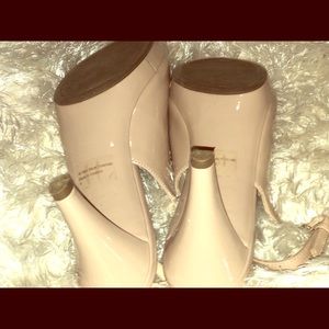 Nude platform dress shoes